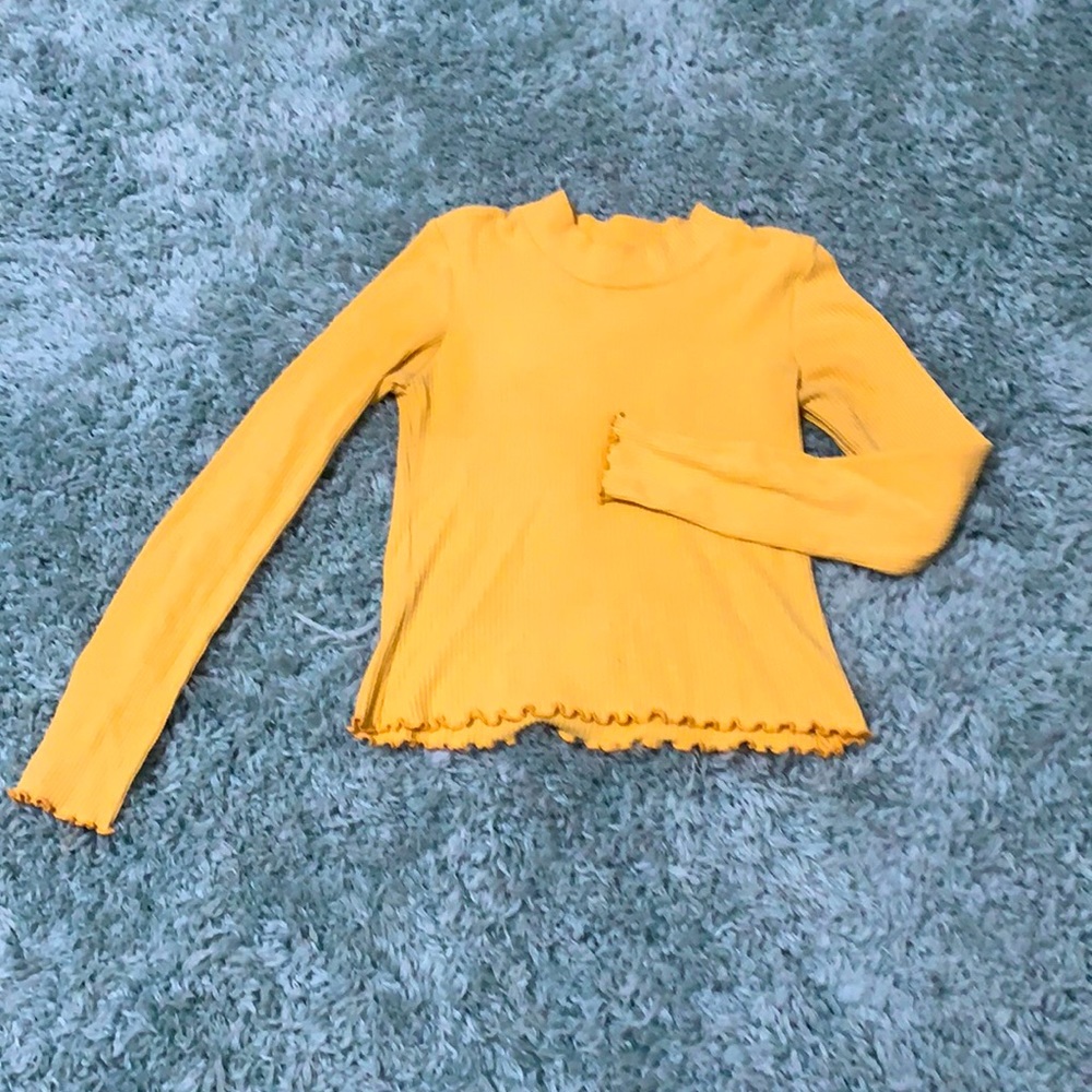 Gold/Amber fitted crewneck shirt with ribbon lining and lining detailing